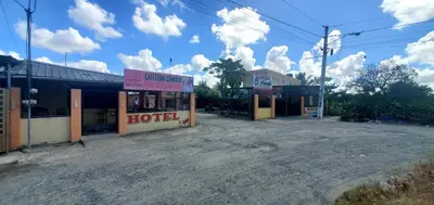 an empty parking lot in front of a hotel at HOTEL RANCHO EL NOVATO in Concepción de La Vega