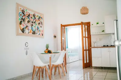 a kitchen and dining room with a table and chairs at Sueño Caribeño in La Laguna