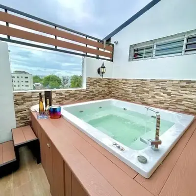 Luxury 5 Beds Penthouse - Private Jacuzzi & Karaoke Bar & Free Parking