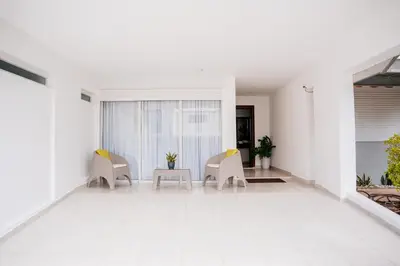 a white room with chairs and a table at Habitación privada en Puerto Plata Bayardo in San Felipe de Puerto Plata