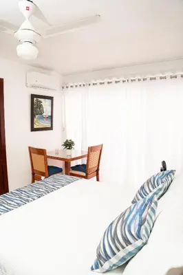 a bedroom with a bed and a table at Habitación privada en Puerto Plata Bayardo in San Felipe de Puerto Plata