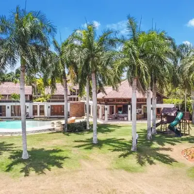 Luxurious 8-BR Villa with Ocean View