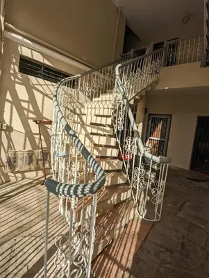 a metal spiral staircase with a blue rope at Apartamento a 5 min de la playa in San Felipe de Puerto Plata