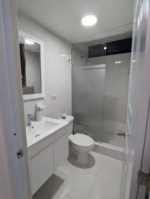 a bathroom with a toilet and a sink and a shower at Apartamento a 5 min de la playa in San Felipe de Puerto Plata