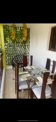 a dining room with a glass table and chairs at Apartament para pareja muy acogedor y privado in Cafemba