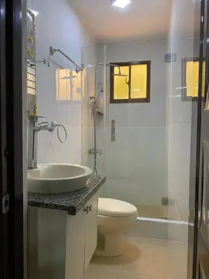 a bathroom with a sink and a toilet and a shower at Apartament para pareja muy acogedor y privado in Cafemba