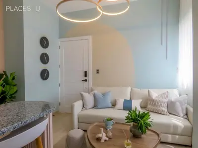 a living room with a white couch and a table at Hermoso apartamento 1 hab a pasos de la playa in Punta Cana