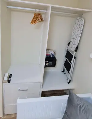 a room with a closet with a ladder and a drawer at Apartaestudio en el centro de Puerto Plata in San Felipe de Puerto Plata
