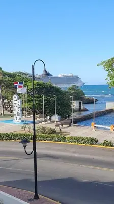 a street light on the side of a street near the ocean at Apartament central frente al mar in San Felipe de Puerto Plata
