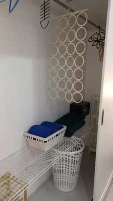 a room with a shelf with two baskets and a chair at Confortable apartamento en Playa Nueva Romana in San Pedro de Macorís
