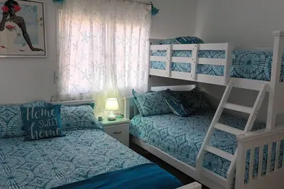 a bedroom with two bunk beds and a window at Confortable apartamento en Playa Nueva Romana in San Pedro de Macorís