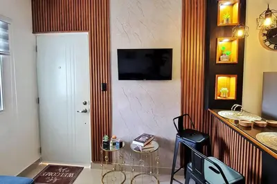 a living room with a table and a white door at Apartamento acogedor Ashmi in Santiago de los Caballeros