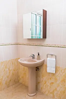 a bathroom with a sink and a mirror at Villa Zapata - Apartamentos Turísticos in San Cristóbal