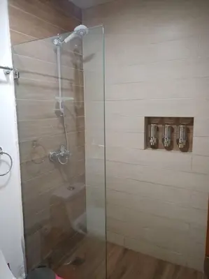 a shower with a glass door in a bathroom at El mejor apartamento cerca de la playa de Boca Chica in Boca Chica