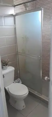 a bathroom with a toilet and a shower at SDQ Apartamento Marbella 2 in La Ureña