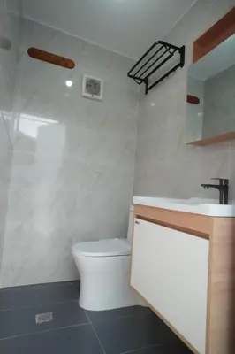 a bathroom with a toilet and a sink at Villa Sol Taino, Hotel en Boca chica, 5 minutos del Aeropuerto Internacional las Américas in La Golondrina