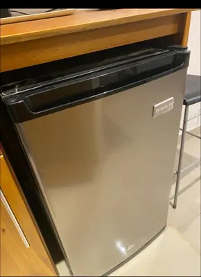 a dishwasher in a kitchen under a counter at Estudio privado con vigilancia 24/7 con entrada independiente, in Santiago de los Caballeros