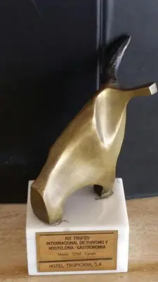 a bronze statue of a bird on a stand at Hotel Tropicana Santo Domingo in La Viva