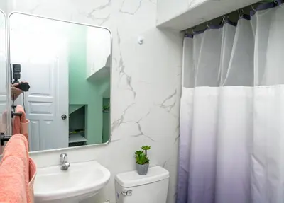 a bathroom with a sink and a toilet and a mirror at Apartamento moderno de una habitación in San Pedro de Macorís