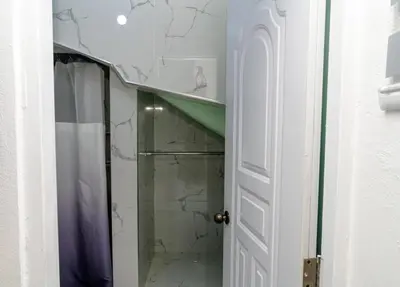 a bathroom with a shower and a glass door at Apartamento moderno de una habitación in San Pedro de Macorís