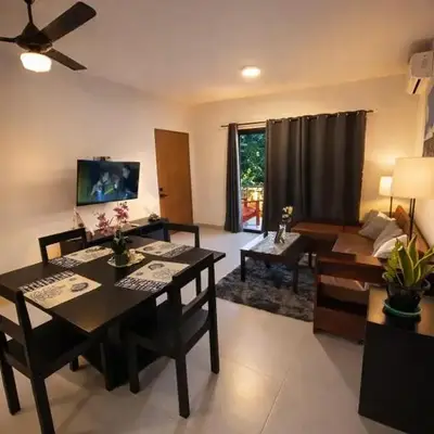 Modern 3 Bedroom Penthouse Apartment with Free Parking