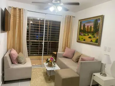 a living room with a couch and a window at Hermoso condominio con aparcamiento gratuito in La Javilla