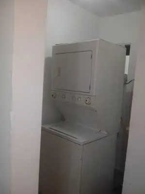 a microwave sitting on top of a shelf in a room at Hermoso condominio con aparcamiento gratuito in La Javilla