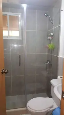 a bathroom with a shower with a toilet and a sink at Hermoso condominio con aparcamiento gratuito in La Javilla