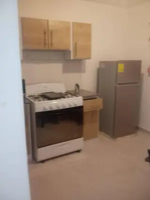 a kitchen with a stove and a refrigerator at Hermoso condominio con aparcamiento gratuito in La Javilla