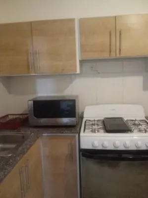 a kitchen with a stove and a microwave at Hermoso condominio con aparcamiento gratuito in La Javilla