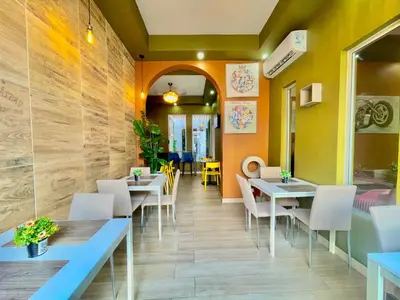 a restaurant with tables and chairs in a room at RIG Puerto Malecón in Santo Domingo