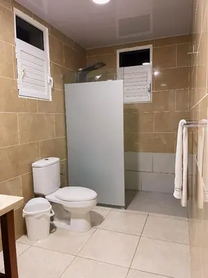 a bathroom with a toilet and a shower at Acogedor Apartamento remodelado in Sosúa