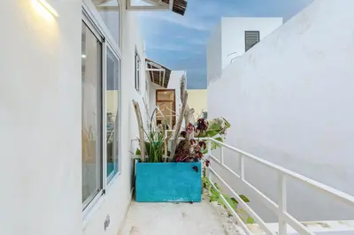 a balcony with a blue pot on the side of a building at Guacanagarix 2-Bedroom Apt Casaareito in Santo Domingo