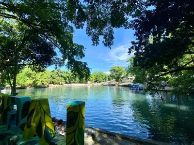 a view of a river with people sitting on chairs at Elegante Apartamento A 100 mts la playa de los Minos RSJ in Río San Juan