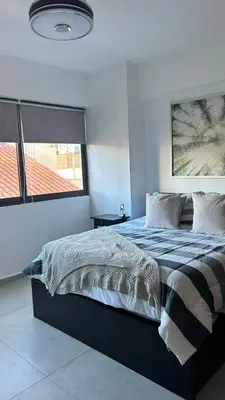 a bedroom with a large bed with a window at Moderno y acogedor apartamento in Santo Domingo