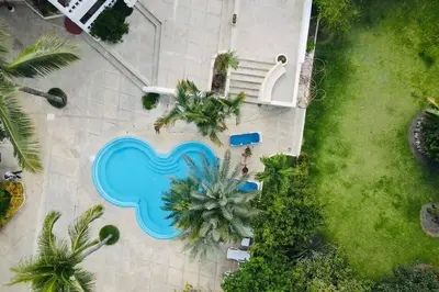 an overhead view of a swimming pool with palm trees at Residencial Tropimar Sosua in Sosúa
