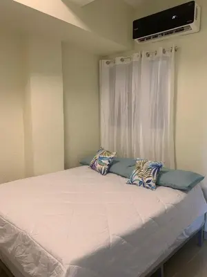 a large bed in a room with a window at Mi lugar de descanso in Moca