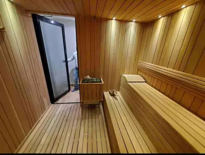 a sauna with benches and a window in it at Deluxe_Suite_1BDR_POOL_GYM_SAUNE in Santo Domingo