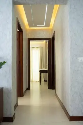 a hallway with a room with a table and a ceiling at Hermoso apartamento con vista al mar y la ciudad in La Romana