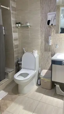 a bathroom with a white toilet and a shower at Hermoso Aparta- Estudio Frente al Mar in Santo Domingo