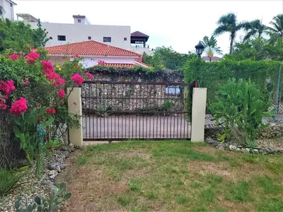 a fence with flowers on it in a yard at Linkzup Playa Laguna Villa in Sosúa