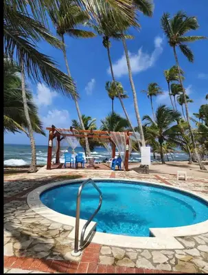 a swimming pool at the beach at Estancia Nana Tu Refugio con Vista al Mar, Piscina, wifi, lavadora secadora Reserva Ahora in Juan Dolio