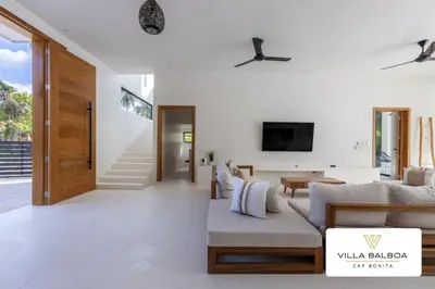 a living room with a couch and a tv at Villa BALBOA - Las Terrenas - Punta Bonita in Las Terrenas