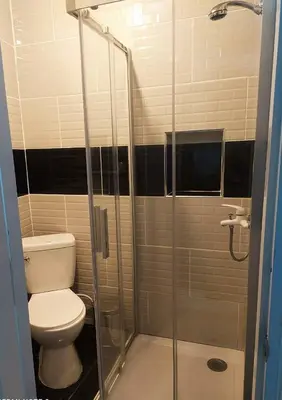 a bathroom with a toilet and a glass shower at Fantástico y pequeño estudio in Santiago de los Caballeros