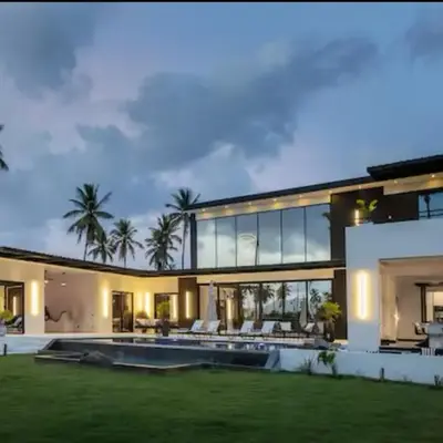 Casa black and white frente al mar