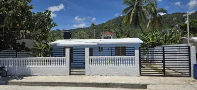 a blue and white fence with a white gate at Villa el real los patos in Los Patos