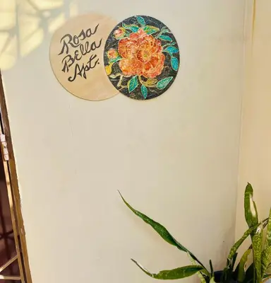 a plate hanging on a wall next to a plant at Departamento Sol in Santo Domingo