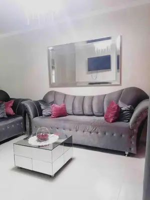 a living room with a leather couch and a table at La maravilla y comodidad al máximo in La Javilla