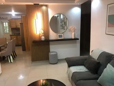 a living room with a couch and a mirror at Lo mejor para descansar in Mendoza