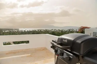 a barbecue grill sitting on top of a white wall at Vistas Galeras in Madama